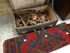 A suitcase containing vintage tools & a red, blue & green carpet runner