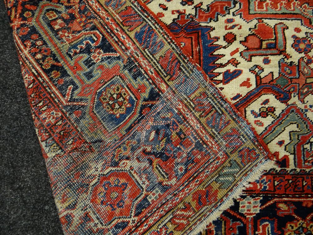 A GOOD VERY LARGE EARLY TWENTIETH CENTURY PERSIAN RUST & COBALT BLUE CARPET, 275 x 385cms - Image 4 of 9