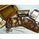 VINTAGE BROWN LEATHER JEWELLERY BOX & CONTENTS including brooches, compact, coinage etc