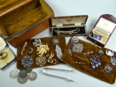 VINTAGE BROWN LEATHER JEWELLERY BOX & CONTENTS including brooches, compact, coinage etc