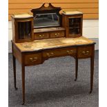 AN EDWARDIAN CROSSBANDED MAHOGANY LADY'S WRITING DESK having a centre mirrorback above two drawers