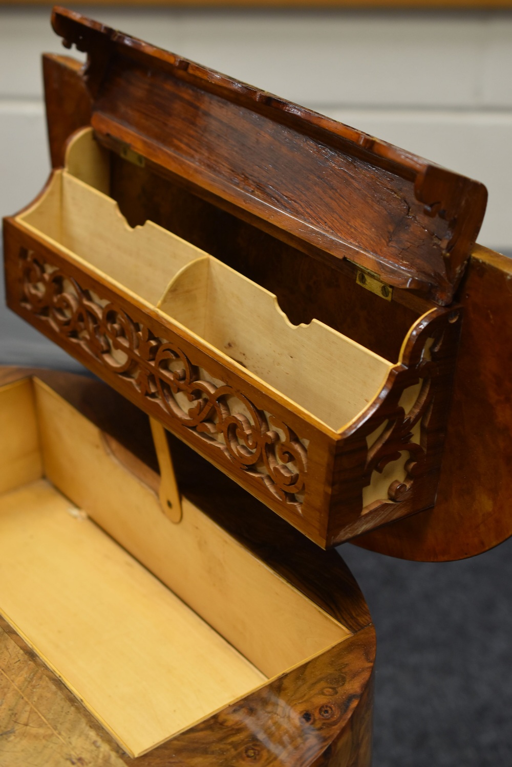 A VICTORIAN BURR WALNUT & MARQUETRY WRITING DESK having a hinging tooled leather top flanked by - Image 6 of 7