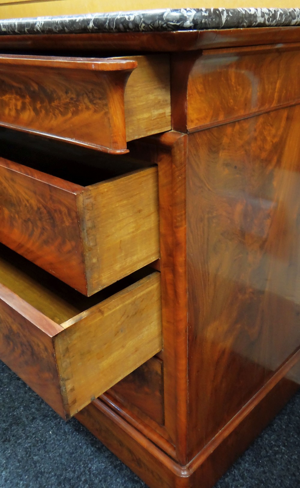 A FRENCH MAHOGANY & MARBLE COMMODE CHEST composed of four flush drawers over small bun feet with - Image 3 of 3