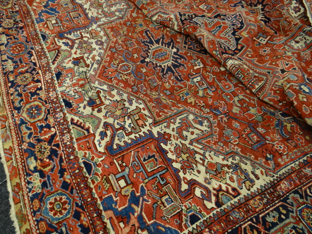 A GOOD VERY LARGE EARLY TWENTIETH CENTURY PERSIAN RUST & COBALT BLUE CARPET, 275 x 385cms - Image 6 of 9