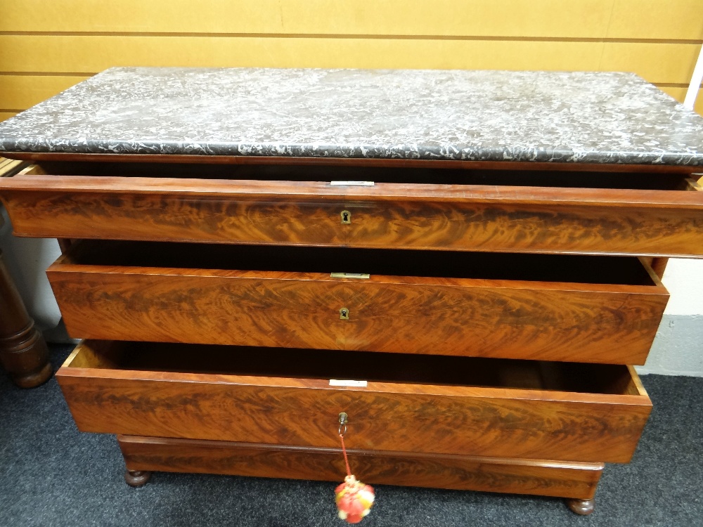 A FRENCH MAHOGANY & MARBLE COMMODE CHEST composed of four flush drawers over small bun feet with - Image 2 of 3