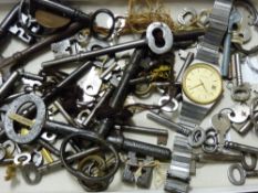 Tray of antique and other keys, wristwatches etc