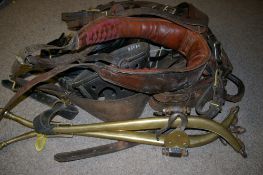 SHIRE/HEAVY HORSE TACK - a quantity of heavy horse harnessing and leather strap work including