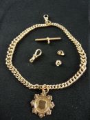 A FINE NINE CARAT GOLD GRADUATED LINK ALBERT CHAIN with swivel and uninscribed trophy pendant, total