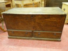 AN ANTIQUE OAK MULE CHEST, the lidded top with moulded detail and having two pine lined lower