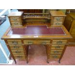 AN EXCELLENT EDWARDIAN MAHOGANY WRITING DESK, the top with galleried centre shelf having ink and pen
