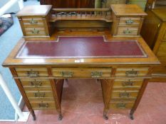 AN EXCELLENT EDWARDIAN MAHOGANY WRITING DESK, the top with galleried centre shelf having ink and pen