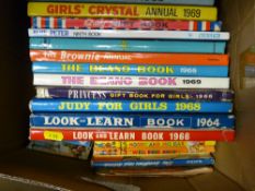Box of children's annuals and other books including Enid Blyton's 'Noddy', 'Beano' etc