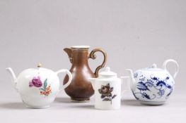 Konvolut.Meissen. 18./19. Jh. Wasserkännchen, Teekanne, Mokkakanne, dekoriert mit Blüten. Dazu