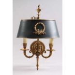 Bouillotte Wandlampe.Louis-XVI-Stil. Messing. Runde Wandhalterung, zwei gebogte Leuchterarme,