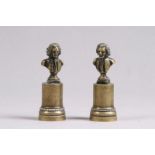 Paar Kerzenlöscher.Wohl Frankreich, um 1800. Bronze. Auf rundem, profilierten Podest Büsten der