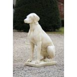 Gartenfigur.Sitzender Jagdhund auf rechteckigem Sockel. Steinguss. H: 74 cm. 20.00 % buyer's premium