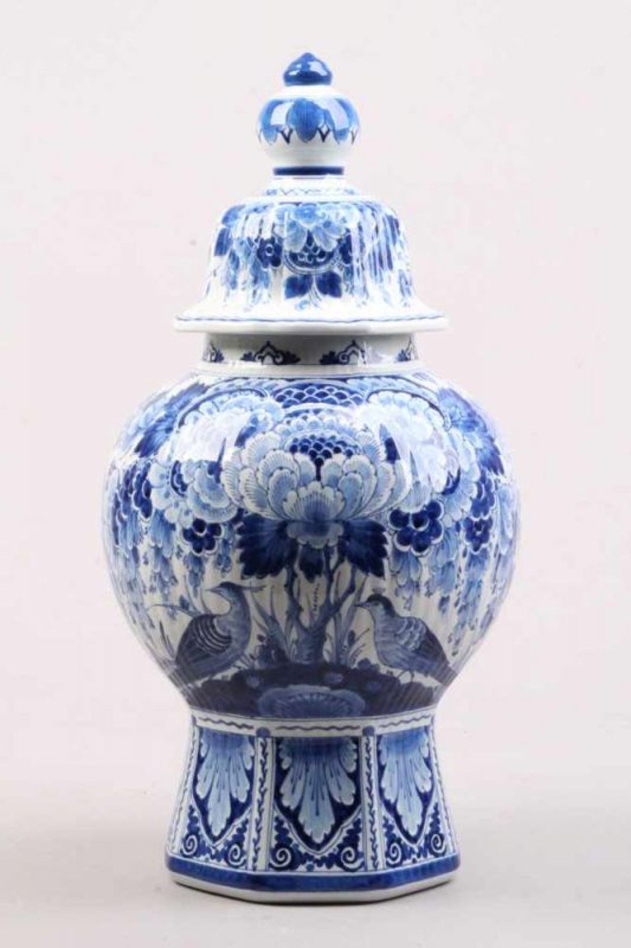 Deckelvase.Delft, um 1900. "De Porceleyne Fles" in der Art von. Fayence. Blaue Blumen und