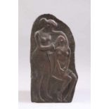 Bronzerelief.Deutsch, 20. Jh. "Mutter mit Kind" Patina. H: 59 cm. 20.00 % buyer's premium on the