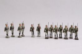 Konvolut.Ungemarkt. 13 Soldaten im Marsch. H: 7 cm. Min. besch. 20.00 % buyer's premium on the