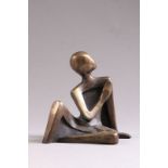 Ursula Wolf, Hannover 1920 - 2014 Kulmbach.Bronze. Skulptur einer sitzenden Frau. H: 23 cm.