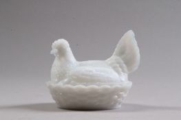 Deckeldose.Nach 1900. Milchglas, in Form einer Henne. L: 14,5 cm. 20.00 % buyer's premium on the
