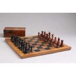 Schachspiel.32 Spielfiguren in Schatulle aus Olivenholz mit Spielbrett. Holz, gedrechselt und