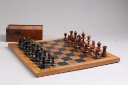 Schachspiel.32 Spielfiguren in Schatulle aus Olivenholz mit Spielbrett. Holz, gedrechselt und