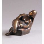 Ursula Wolf, Hannover 1920- 2014 Kulmbach.Bronze. Skulptur einer liegenden Frau. H: 14 cm. Studium