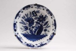 Wandteller.Wohl Delft 18./19. Jh. Fayence, weiß glasiert, florale Bemalung in Blau. D: 35 cm. Min.