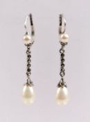 Paar Ohrgehänge.Silber mit Markasiten, eingehängte Perle. L: 3,8 cm. 20.00 % buyer's premium on