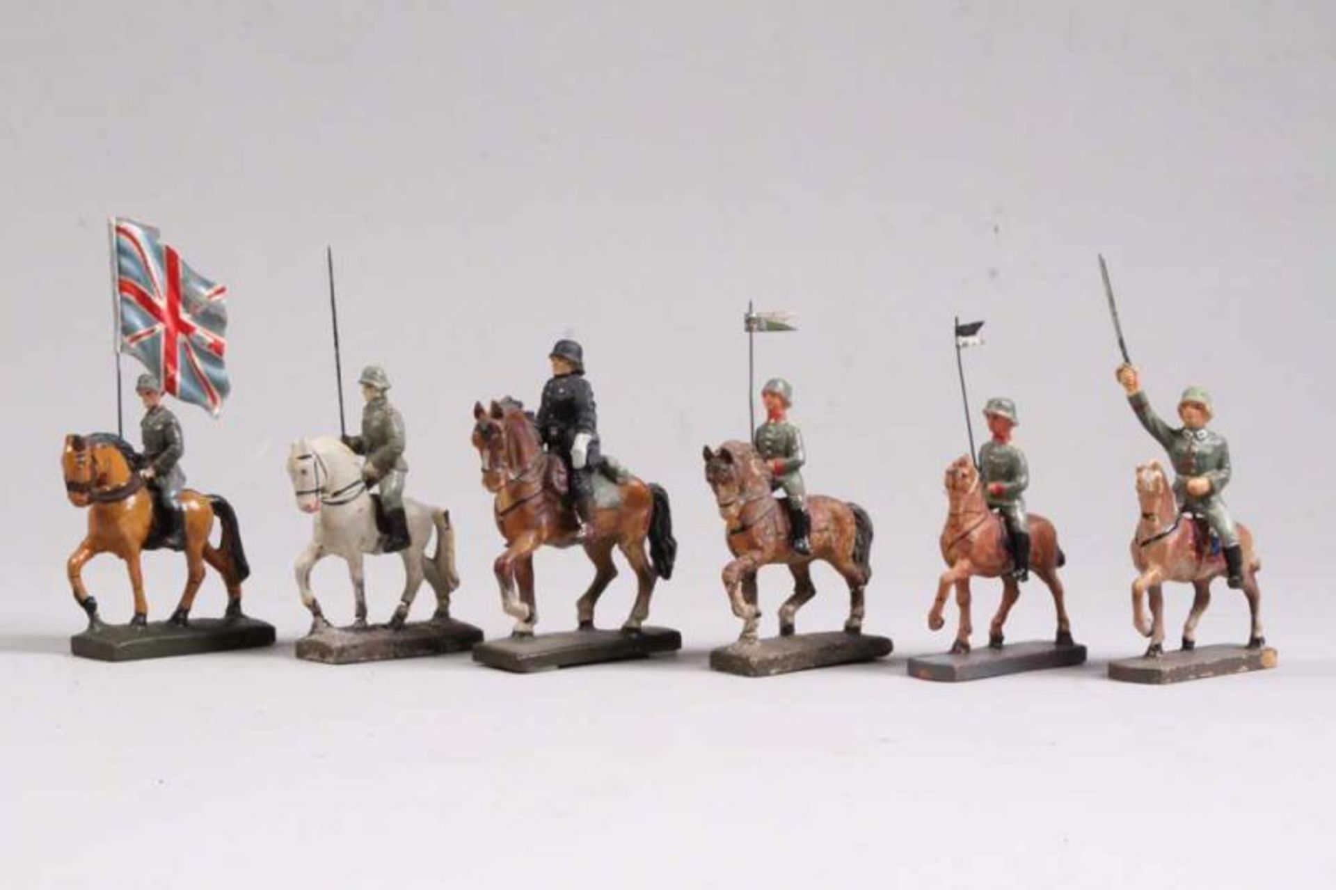 KonvolutLineol u.a. Sechs versch. Soldaten, teils mit Fahnen zu Pferd. H: bis 12,5 cm. Min. besch.
