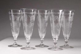 Fünf Weingläser.Um 1900. Farbloses, kelchförmiges Glas, geätzter floraler Dekor. H: 19 cm. 20.00 %