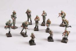 Konvolut.Lineol. 12 Soldaten im Kampf mit Gewehr. H: 7 cm. Min. besch. 20.00 % buyer's premium on