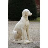 Gartenfigur.Sitzender Jagdhund auf rechteckigem Sockel. Steinguss. H: 74 cm. Min. best. 20.00 %