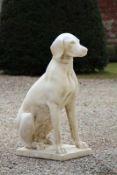 Gartenfigur.Sitzender Jagdhund auf rechteckigem Sockel. Steinguss. H: 74 cm. Min. best. 20.00 %