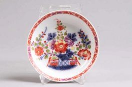 Schälchen.Meissen, um 1735. Asiatische Bemalung im Tischchendekor. D: 12 cm. 20.00 % buyer's premium