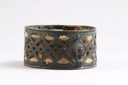 Hundehalsband.Deutsch, 1.V. 19. Jh. Breites Ornamentband aus Kupfer, Leinen hinterlegt. Frontal