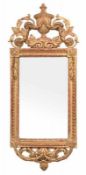 Louis-XVI-Wandspiegel.Holz, geschnitzt und vergoldet. Facettiertes Spiegelglas. Rechteckiger,