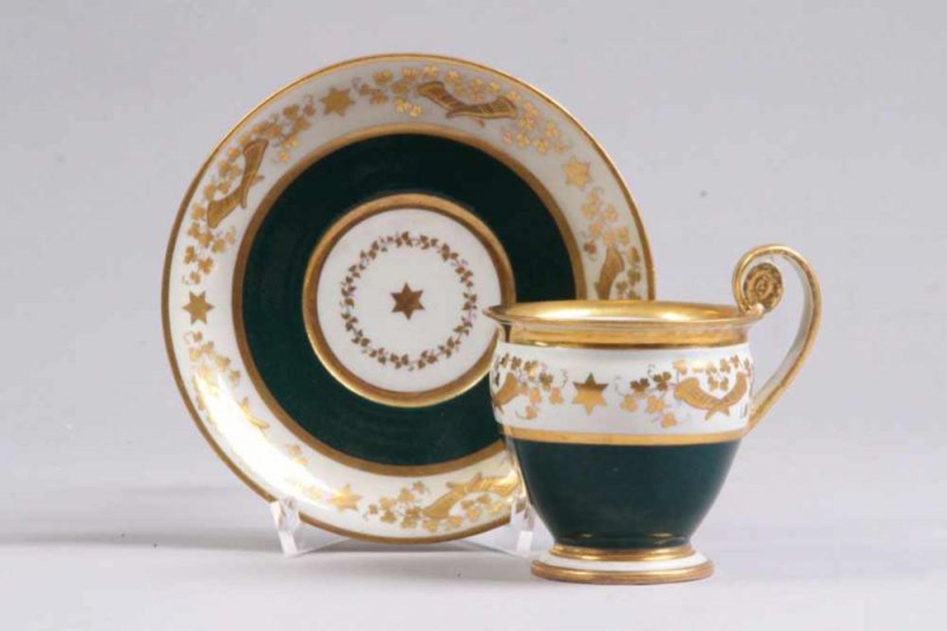 Tasse mit UT.Wien, um 1830. Becherform, im unteren Drittel grüner Fond, darüber Golddekoration mit