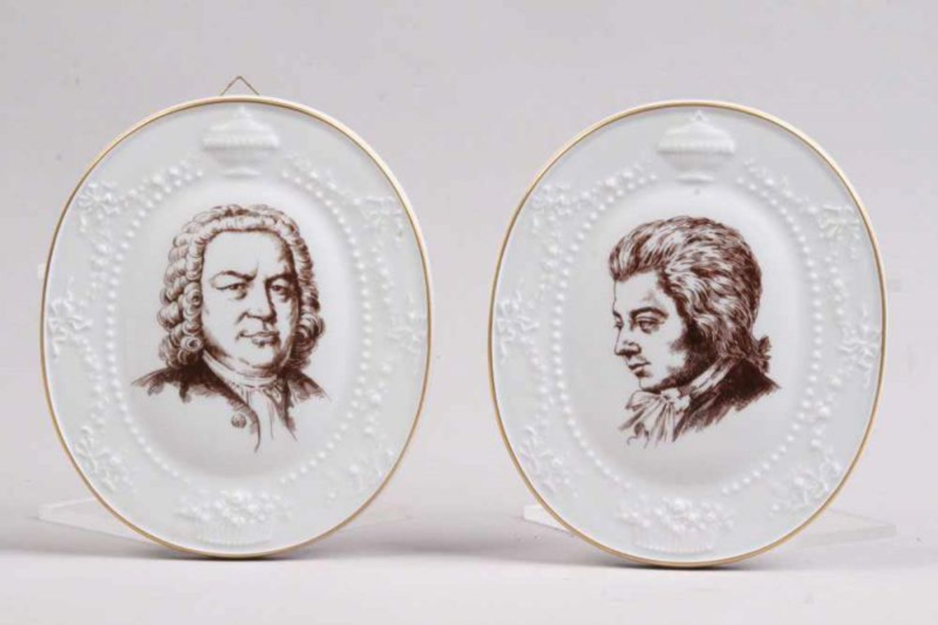 Paar Plaketten.Meissen 1978. In Memoriam. Portrait von Joh. Seb. Bach und Wolfgang Amadeus Mozart.