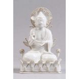 Porzellanfigur.Hutschenreuther Kunstabteilung. Sitzender Buddha. Weiß glasiert, feine