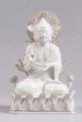 Porzellanfigur.Hutschenreuther Kunstabteilung. Sitzender Buddha. Weiß glasiert, feine
