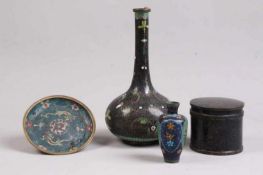 Konvolut.Um 1900. Zwei Vasen, Deckeldose und Schale. Cloisonné. H: bis 25 cm. Besch. 20.00 % buyer's