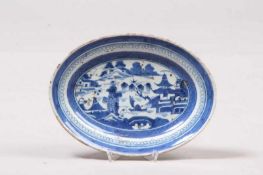 Platte. China, um 1900.Landschaft mit Pagoden und Bäumen. Blaue Bemalung. L: 25 cm. 20.00 % buyer'