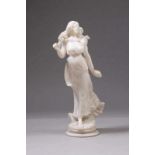 Zoi Dante. 1880 - 1920.Tänzerin. Alabaster auf rundem, profiliertem Marmorsockel. Sig. "D. ZOI