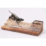 Schreibtischgarnitur.Bronzehund auf Achatsockel. L: bis 23,5 cm. Einsatz fehlt. 20.00 % buyer's