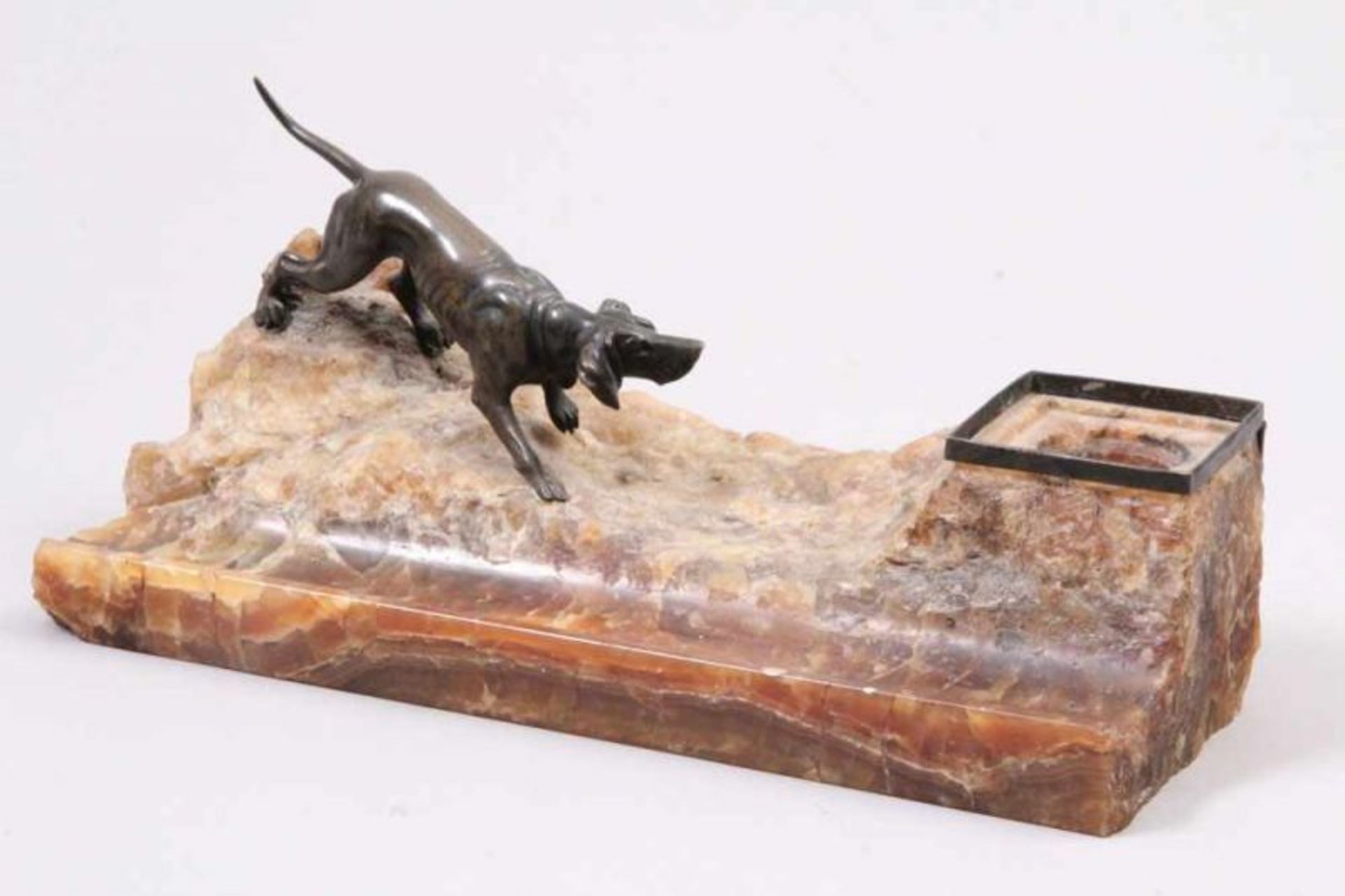 Schreibtischgarnitur.Bronzehund auf Achatsockel. L: bis 23,5 cm. Einsatz fehlt. 20.00 % buyer's
