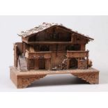 Modell. Alpenländische Hütte.Holz, geschnitzt. Schindeldach mit Scharnierdeckel. H: 25 x 35 x 18,5