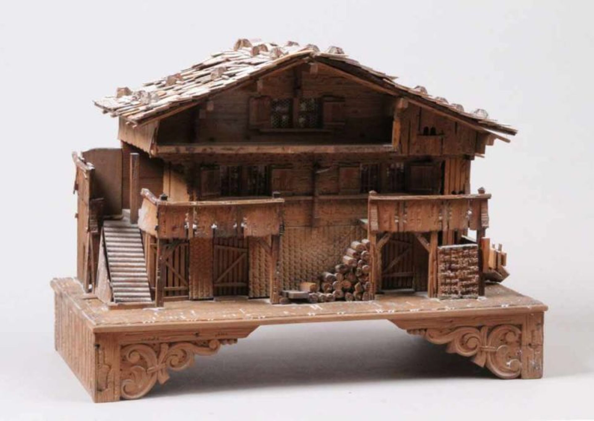 Modell. Alpenländische Hütte.Holz, geschnitzt. Schindeldach mit Scharnierdeckel. H: 25 x 35 x 18,5