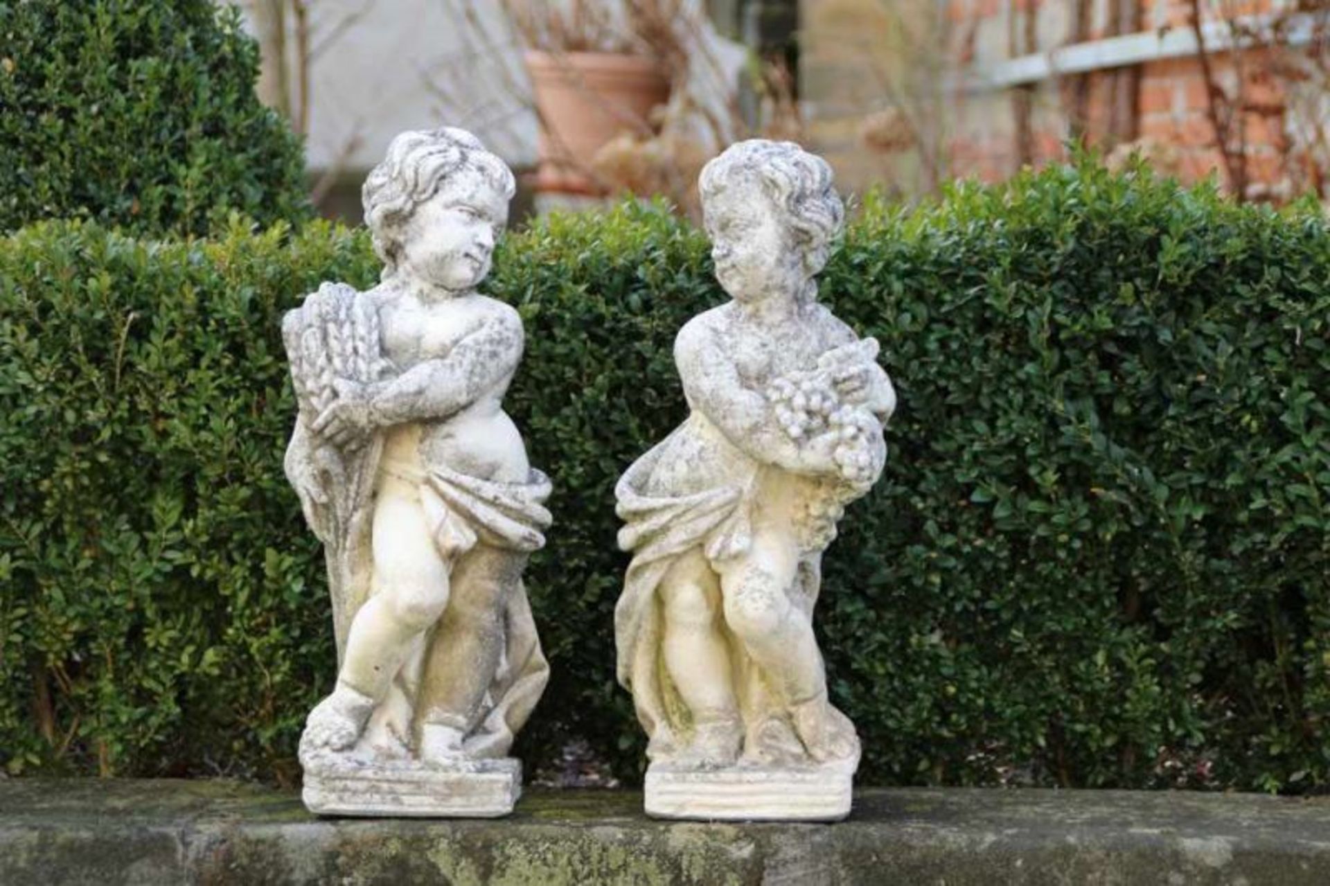 Gartenfiguren.Paar Putten. Sommer und Herbst aus den vier Jahreszeiten. Steinguss. H: 50 cm. 20.00 %